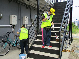 写真：階段掃除をしているスタッフ二人
