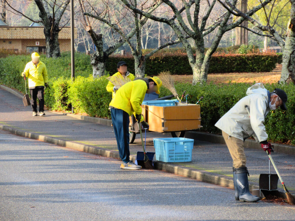写真。維新公園を清掃する様子。