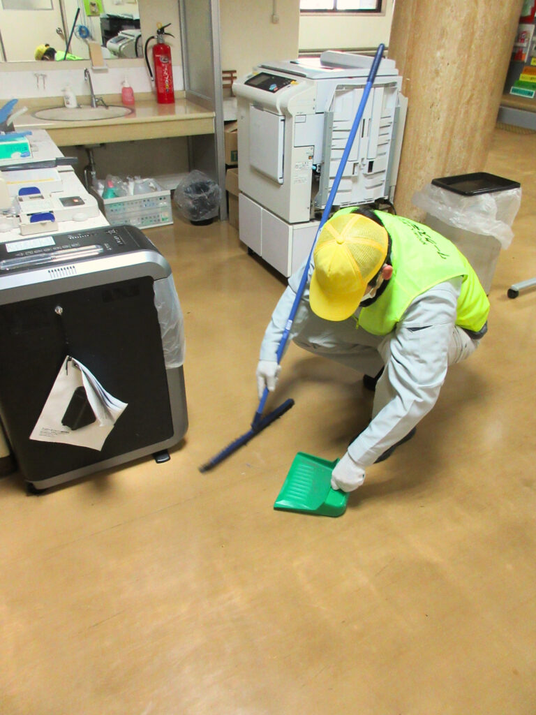 写真。事務所の清掃を行なっている。