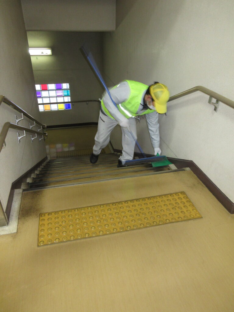 写真。階段の清掃を行なっている。