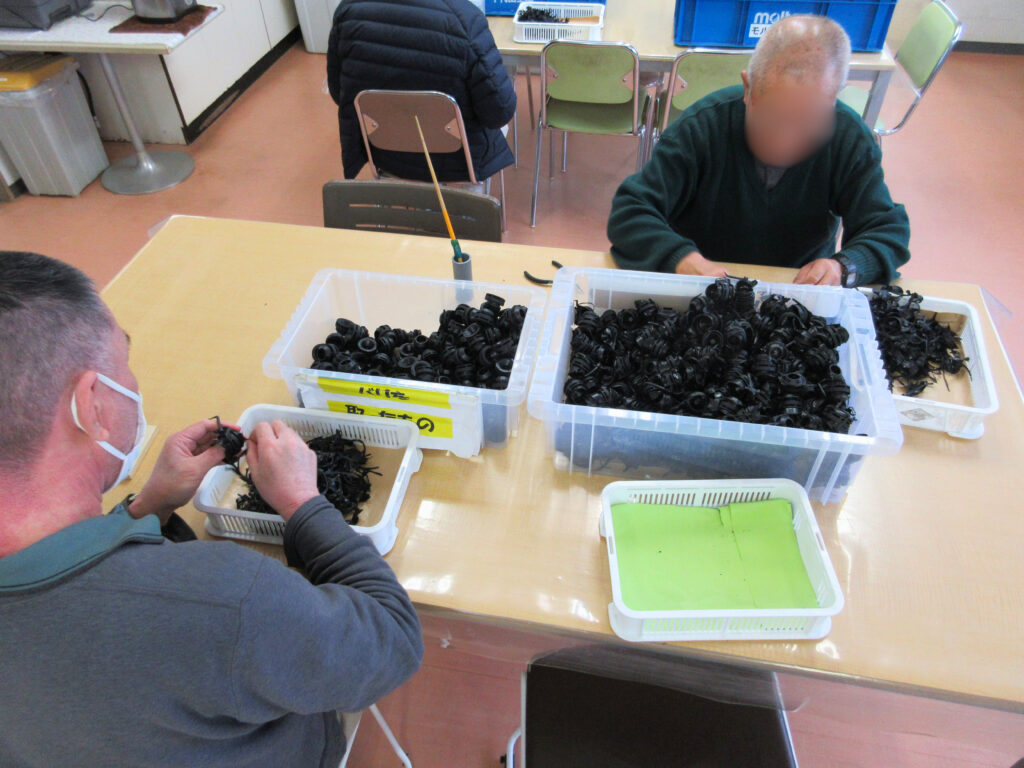 写真。二人の男性が作業している。